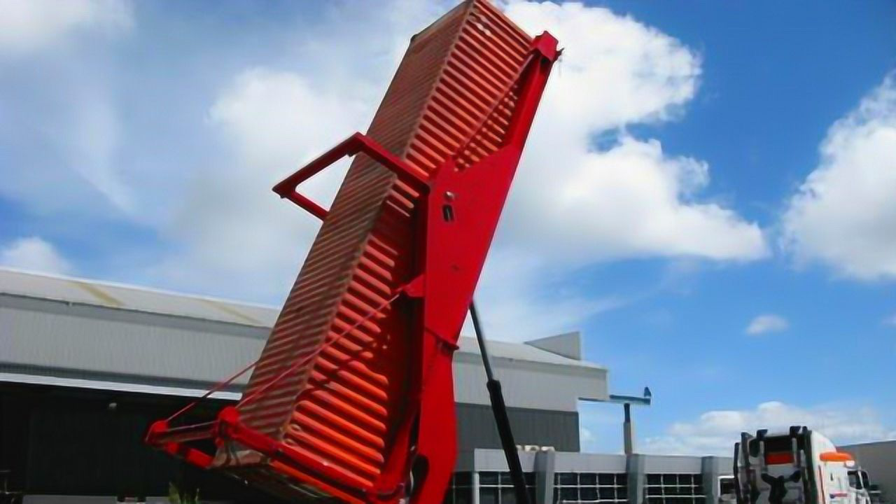 集装箱还能这样装货,立起来直接往里倒