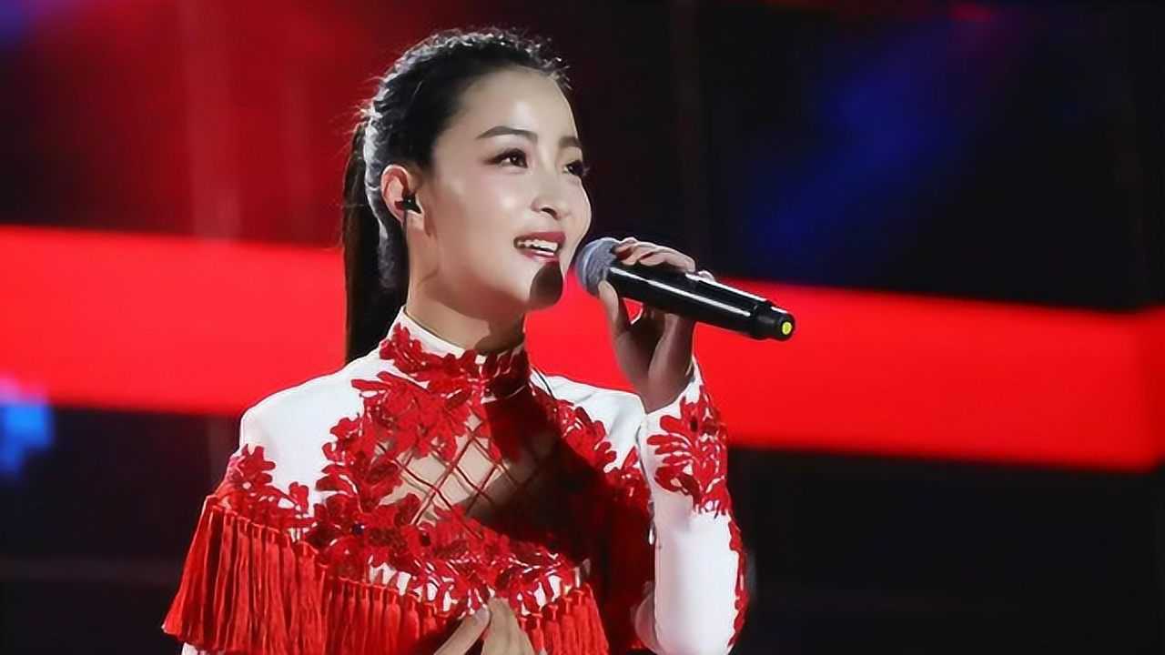 王小妮比亲姐王二妮更受欢迎这次跟柳强强同台对唱歌曲嗨爆全场