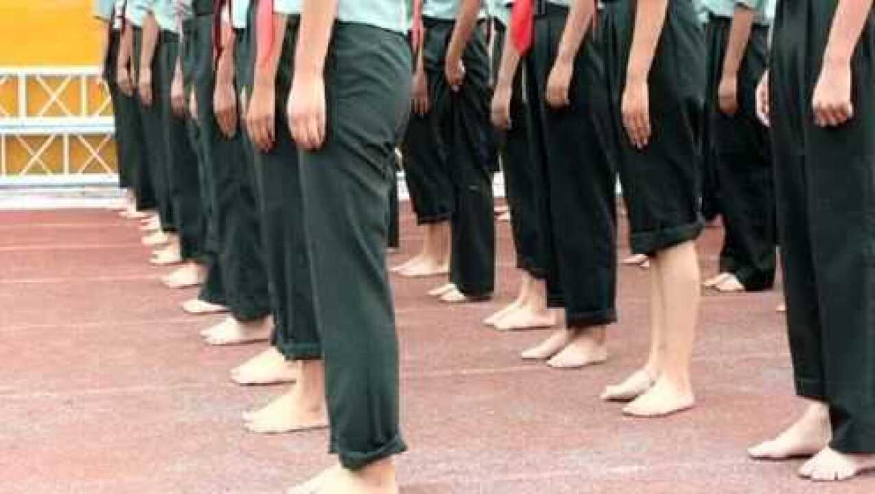 心疼学妹的小脚丫！河南高校军训新生赤脚训练引围观_高清