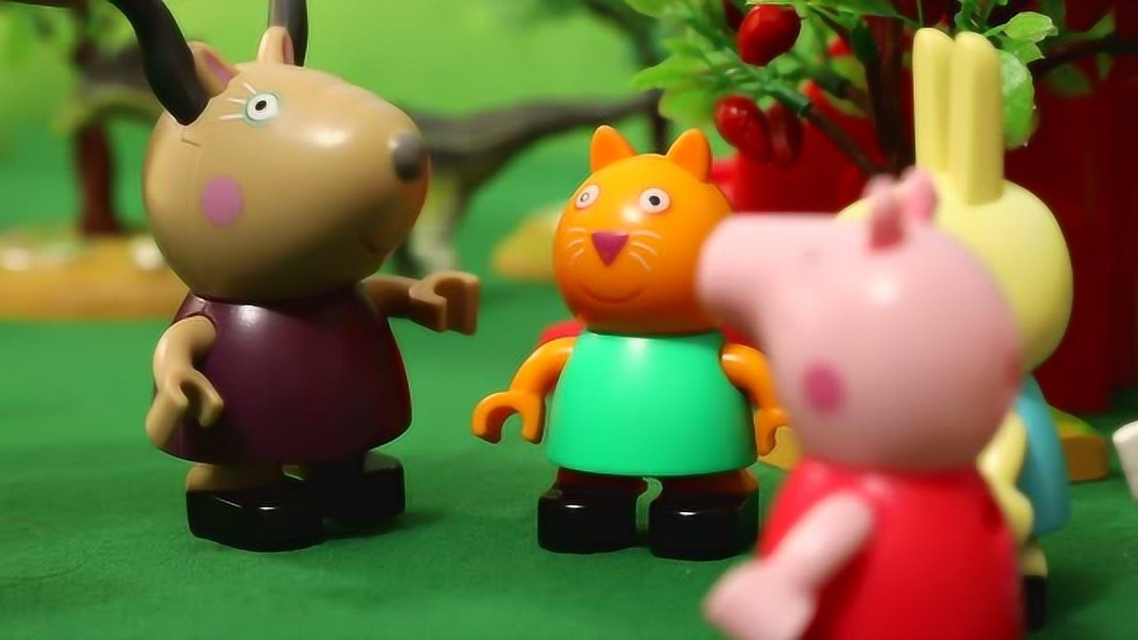 小熊玩具小猪佩奇和小熊瑞恩郊游脱团