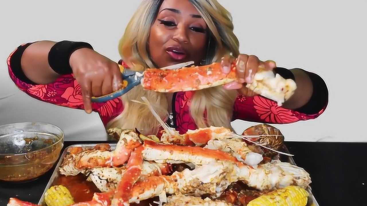 黑人大妈在家吃海鲜大餐,蟹腿这么大只,吃得够爽