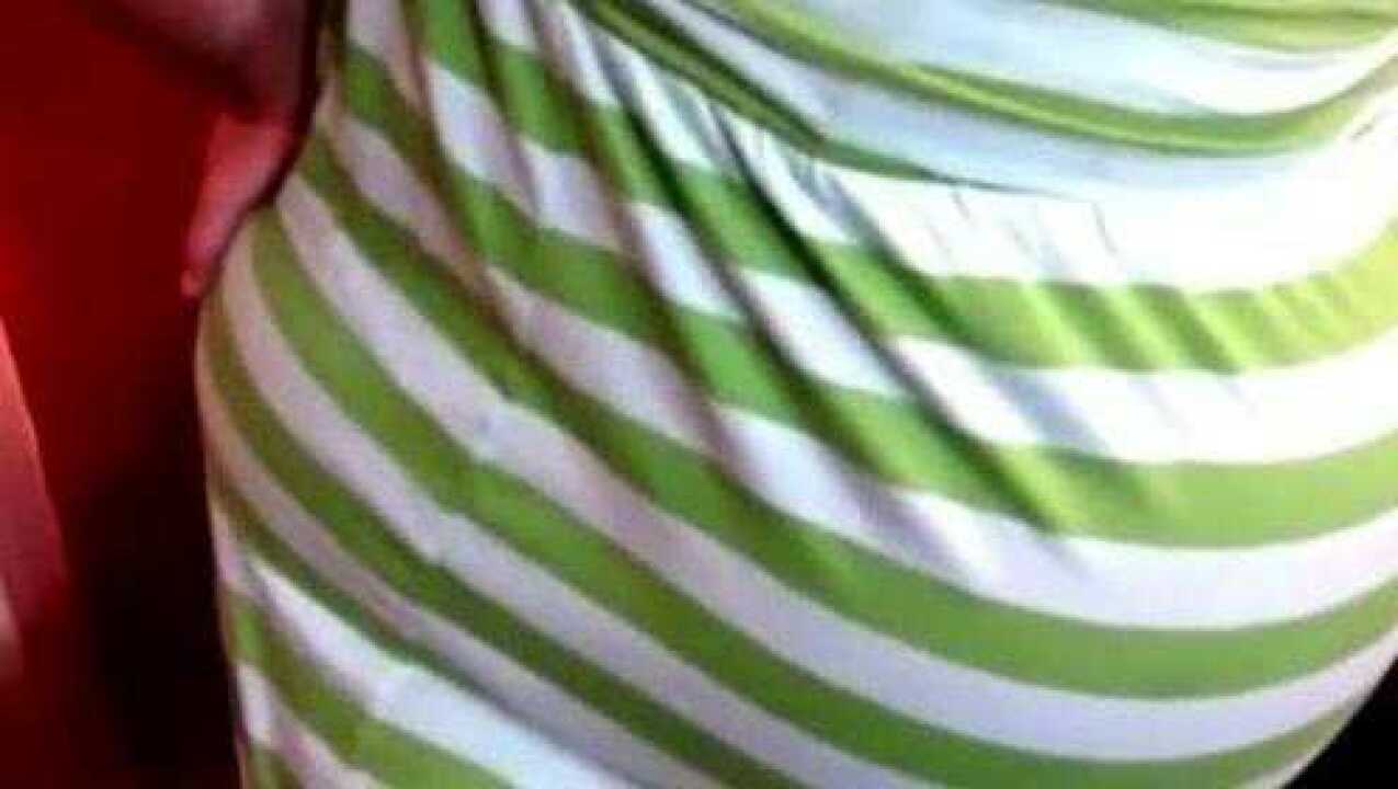 双胞胎产妇临产前阵痛,痛的浑身发抖扶墙站立缓解，看着令人心痛_高清