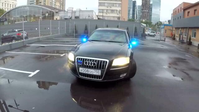 俄罗斯司机给自己的奥迪a8l加装爆闪警灯真心酷炫