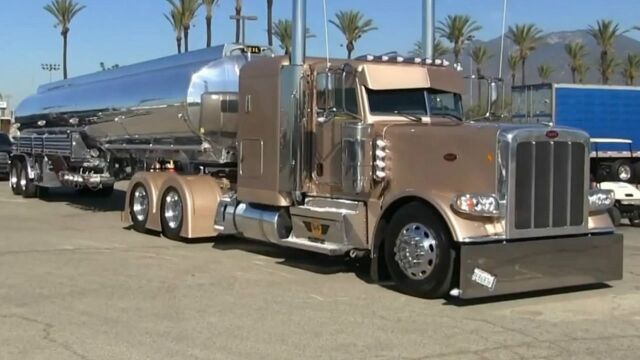 彼得比尔特389擎天柱巨无霸卡车公路运输车身比镜子还要亮