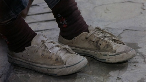 世界上最贫困的家庭!仅有一双破鞋,兄妹俩替换穿着去上学