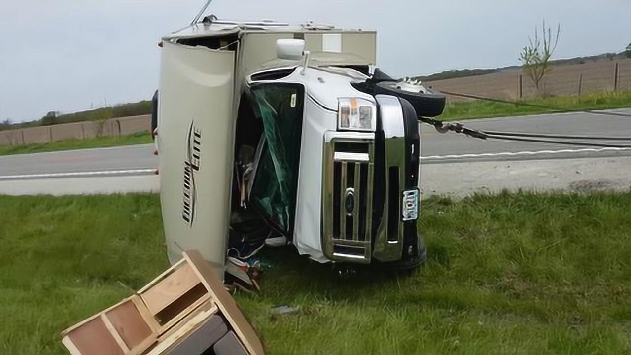 看一下房车翻车的大型车祸现场可惜了这么好的一辆房车