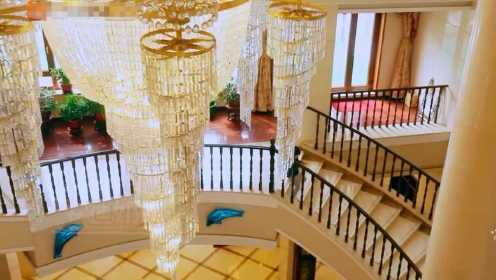 黄圣依婆婆家的客厅有三个10米长的水晶吊灯，这得花多少钱啊