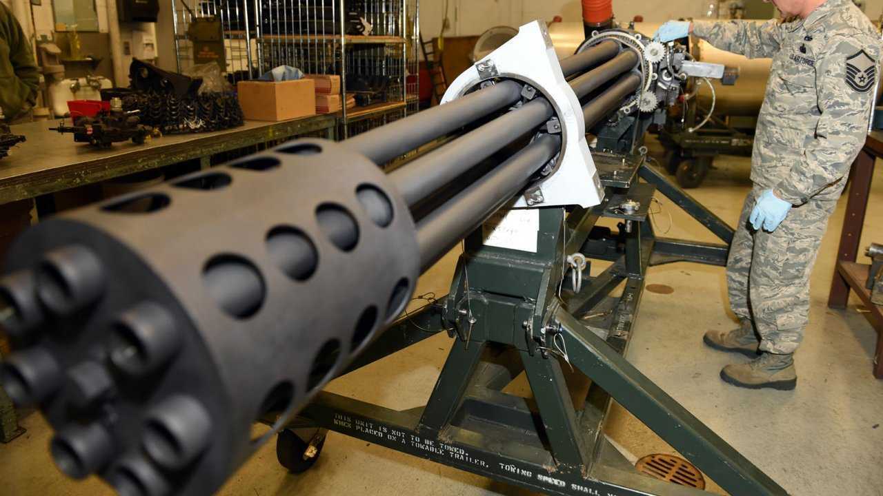 实拍最强加特林机炮倾泻子弹 每分钟4千发 打坦克如同撕纸_腾讯视频