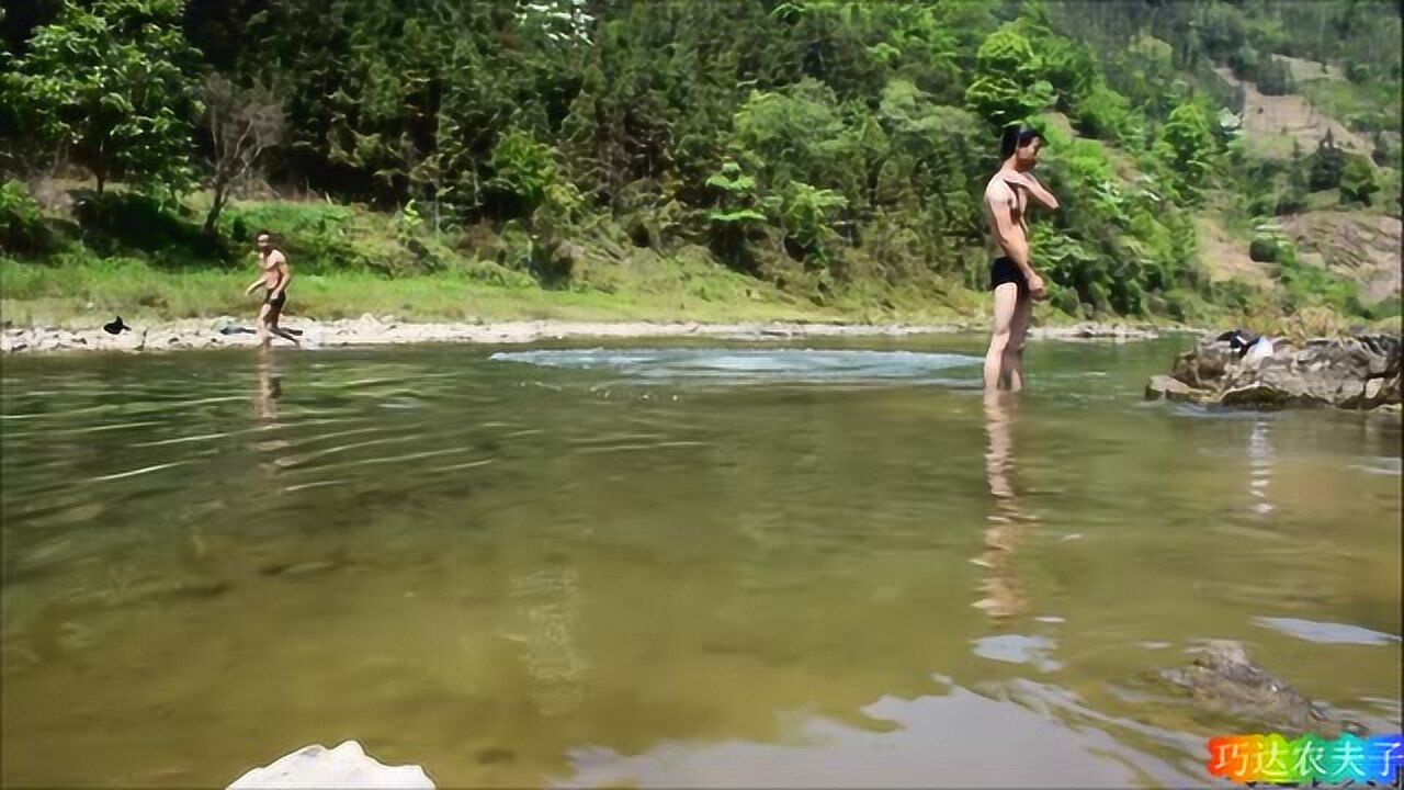 农村孩子光着身子河边洗澡，这样的生活你喜欢吗_高清
