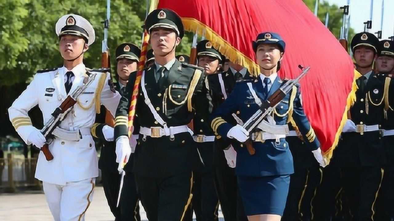 当解放军三军仪仗队正步劈枪出场的时候，直接征服全场_腾讯视频
