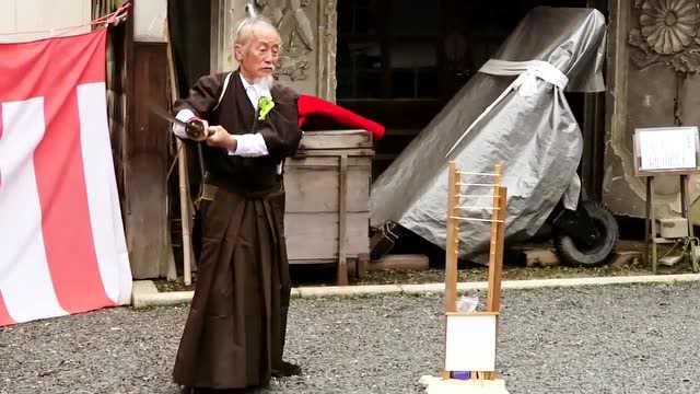 日本居合术大师,能在肚皮上切萝卜,刀法太犀利