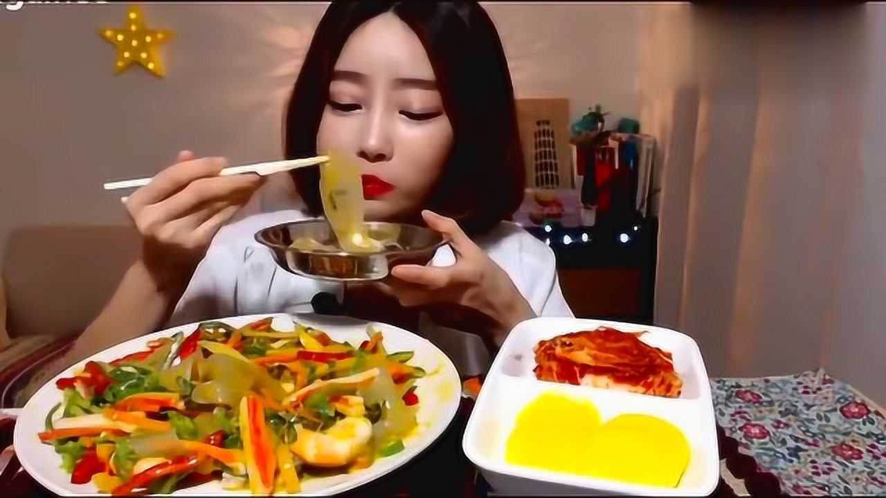 大胃王吃播韩国妹纸欧尼吃中国凉皮大口吃的一脸满足