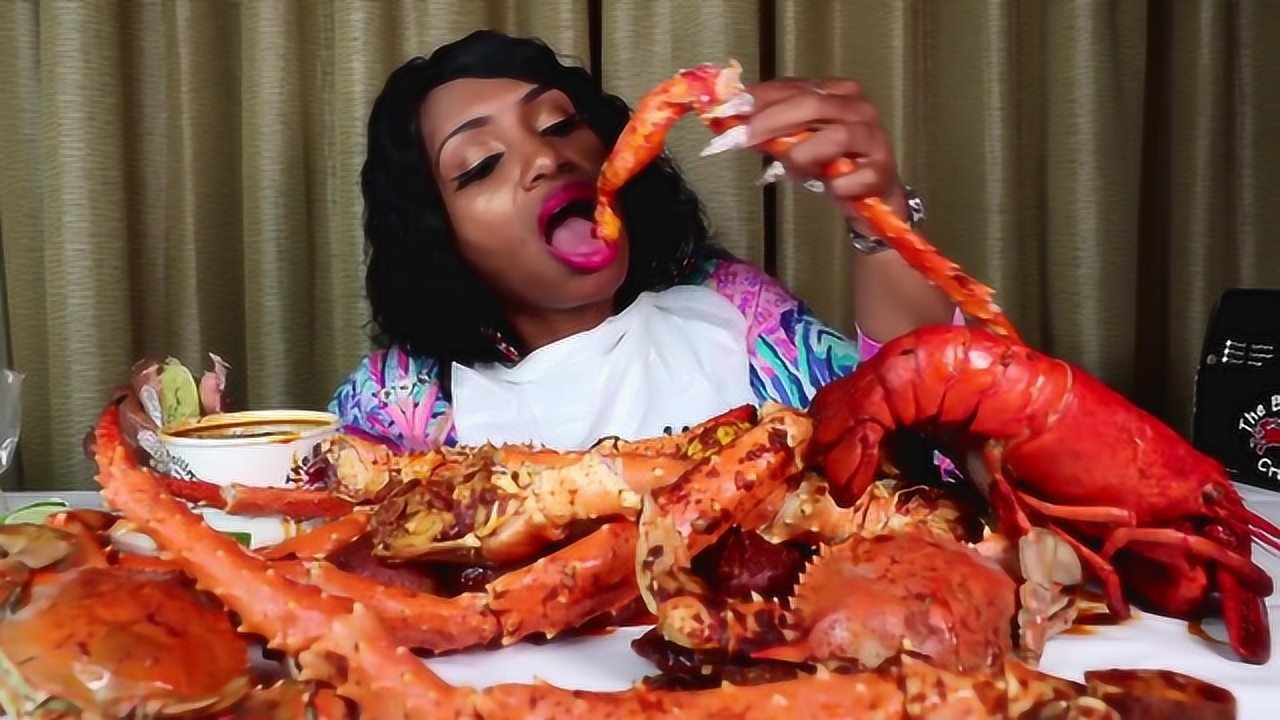 吃蟹阿姨吃帝王蟹大龙虾满满的一大桌子非洲人这么富了