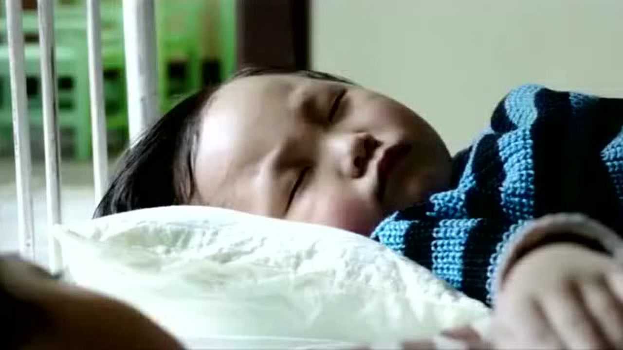 一群小男孩在厕所撒尿，小女孩在门口头看，小男孩的反应亮了_高清