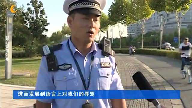 安徽芜湖:电动车违规搭人被拦 男子爆粗口还踢警车