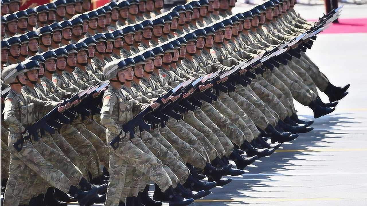 外国人对中国大阅兵进行评论当看到后面却感到无比催泪