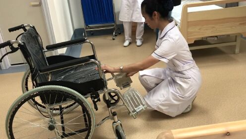 使用轮椅转运老人——刘婵娟