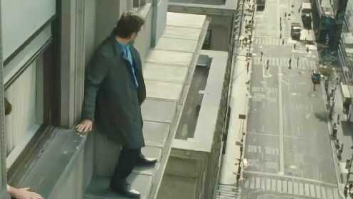 男子站在20楼的阳台上，人们都很紧张，没人注意隔壁珠宝行失窃了