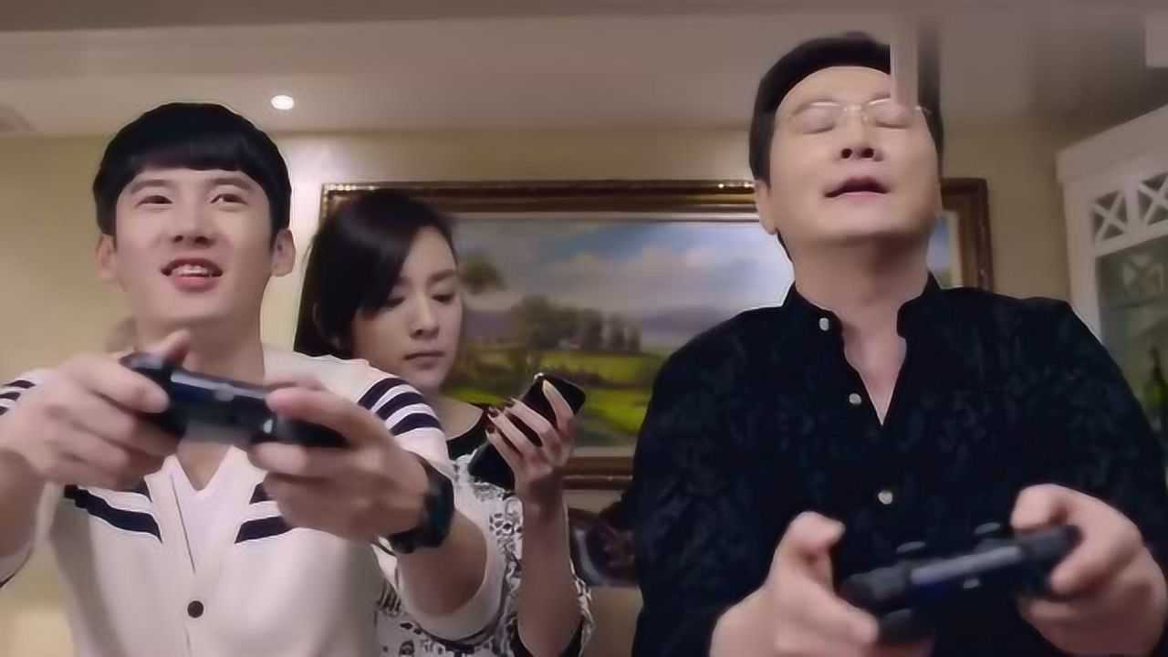 两父子正在打游戏，继母打电话来，儿子女友故意按接听让继母听现场_电视剧_高清完整版视频在线观看_腾讯视频
