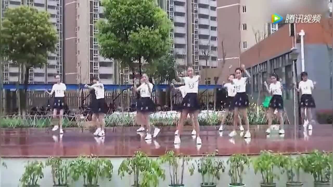 初中生毕业典礼舞蹈表演:《淋雨一直走》,几乎是每一个少女必学的哦_高清1080P在线观看平台_腾讯视频