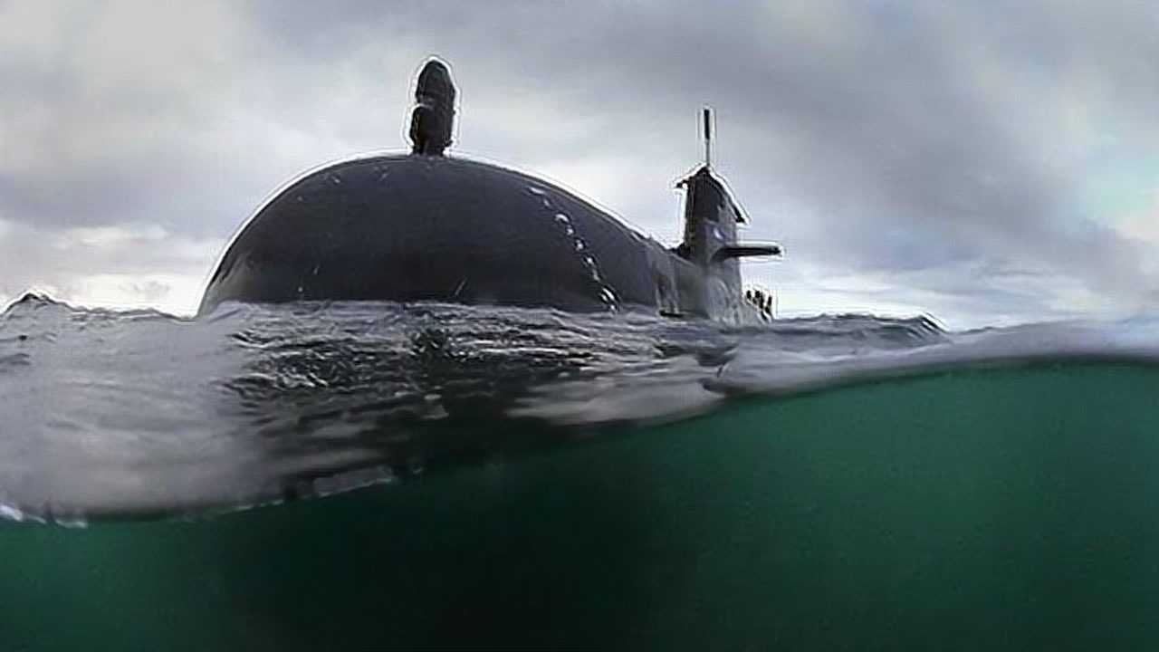 外军入侵瑞典首都附近突现神秘潜艇被围观20分钟后离开