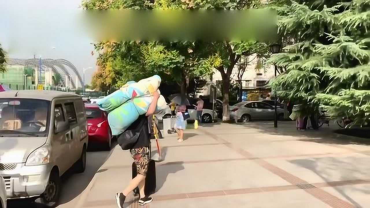 父亲扛被褥千里送她上学,背影催泪