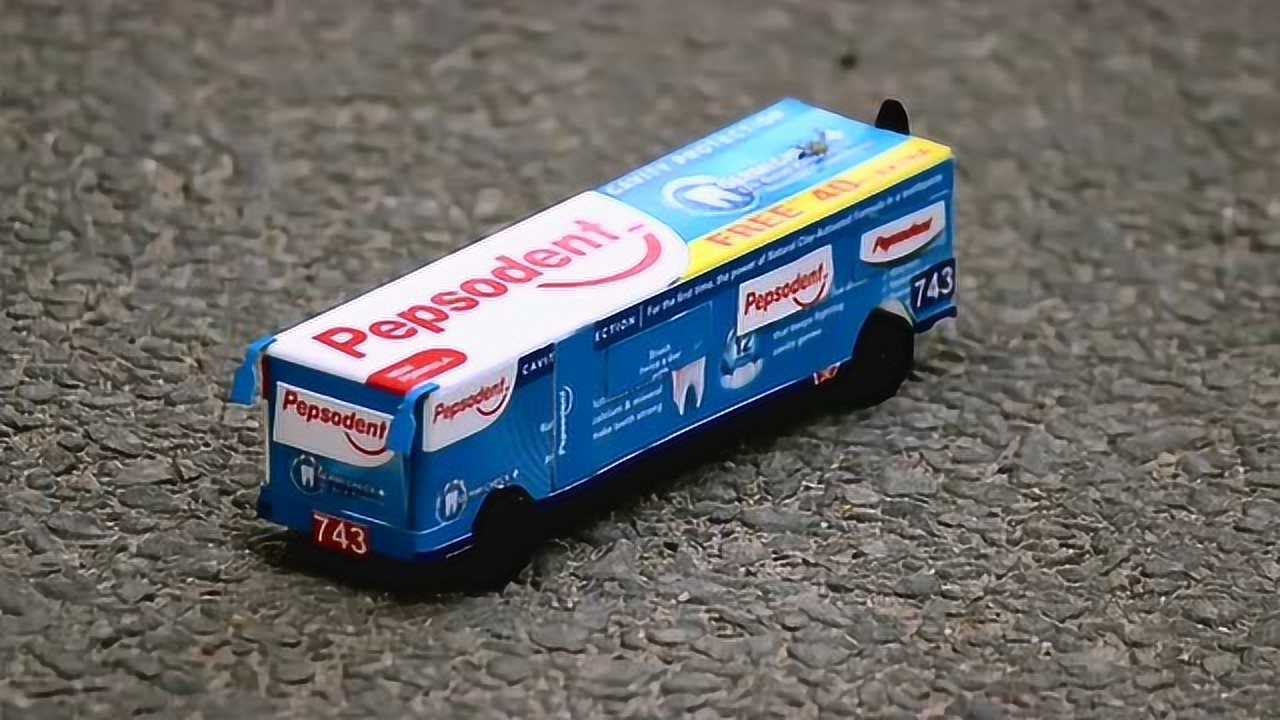 diy大神用牙膏盒做了一个风力大巴车,这技术真是厉害!