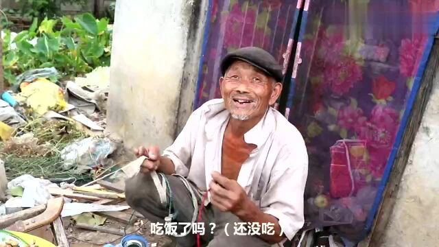 75岁农村“老光棍儿”的生活什么样?晚饭吃什么?看完别吃惊