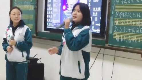 高中女生被班主任叫上台表演，一开口搭档懵了一下，不敢往下唱了！ - 腾讯视频