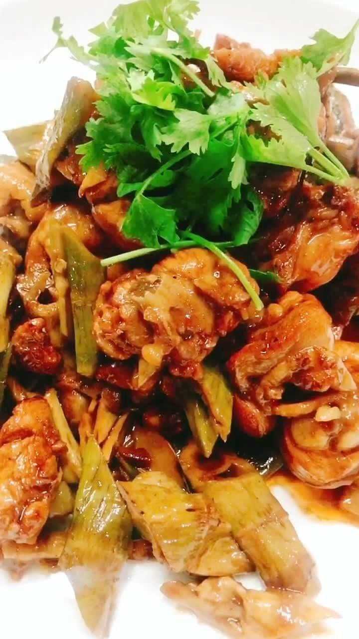 竹笋烧鸡块 竹笋味道清淡鲜嫩,营养丰富,含有充足的水分,丰富的