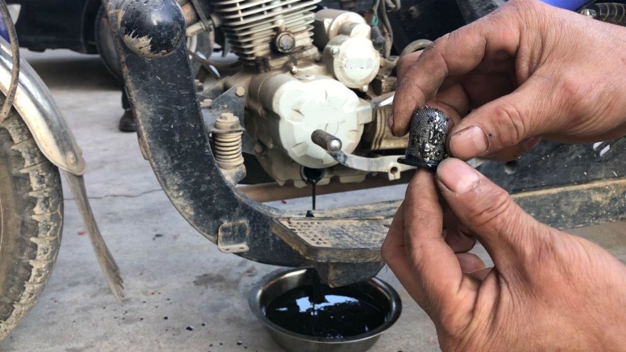 摩托车换机油需要注意哪些你知道吗师傅教你正确的换机油方法