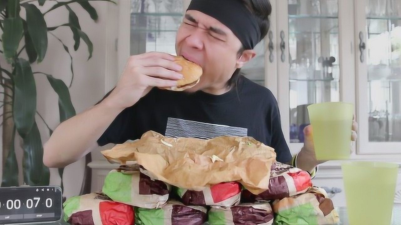 美国大胃王挑战快速吃汉堡一个汉堡25秒能吃完看得我都想试试