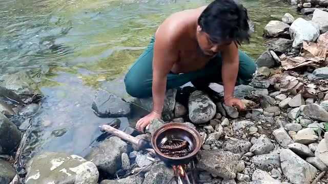 荒野生活胖大叔野外赤脚觅食,河边油炸大蜈蚣蘸辣酱吃的满嘴香