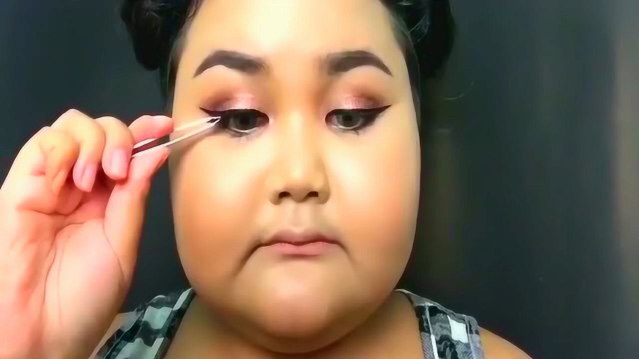 大圆脸胖妞化妆技术曝光,秒变网红脸,男同胞请擦亮双眼吧!