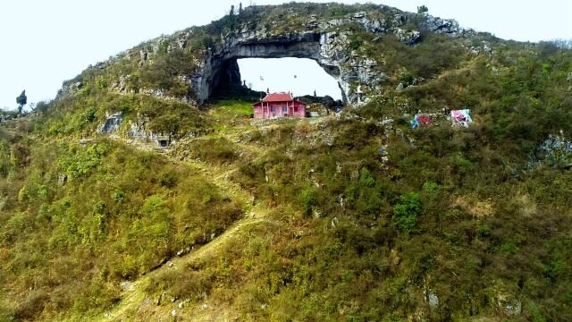 相传张三丰在贵州一座大山放羊时,一生气把山顶打穿了一个洞