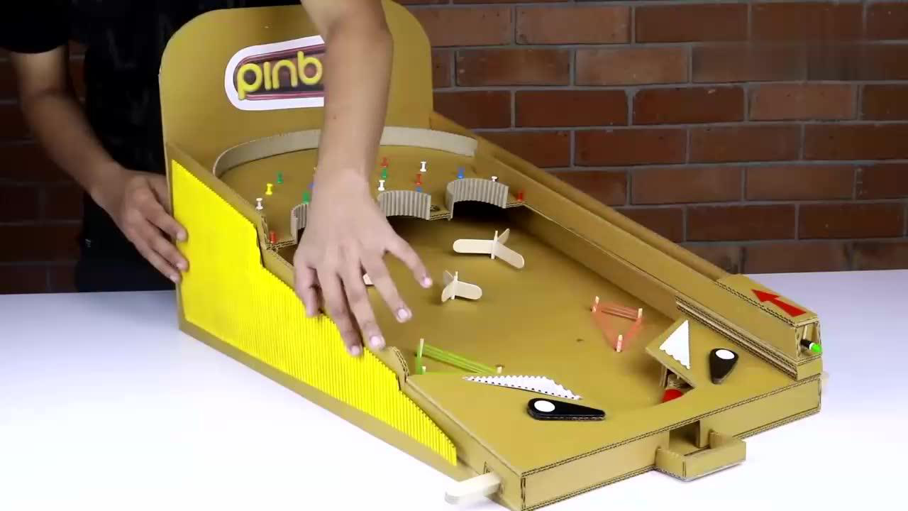 如何利用家里闲置的卡板自制一个弹珠游戏机，给孩子做一个玩具吧