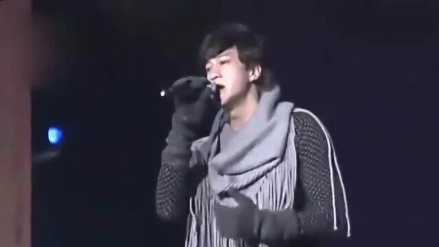 何润东现场深情演唱歌曲《我记得我爱过》,让人沉醉