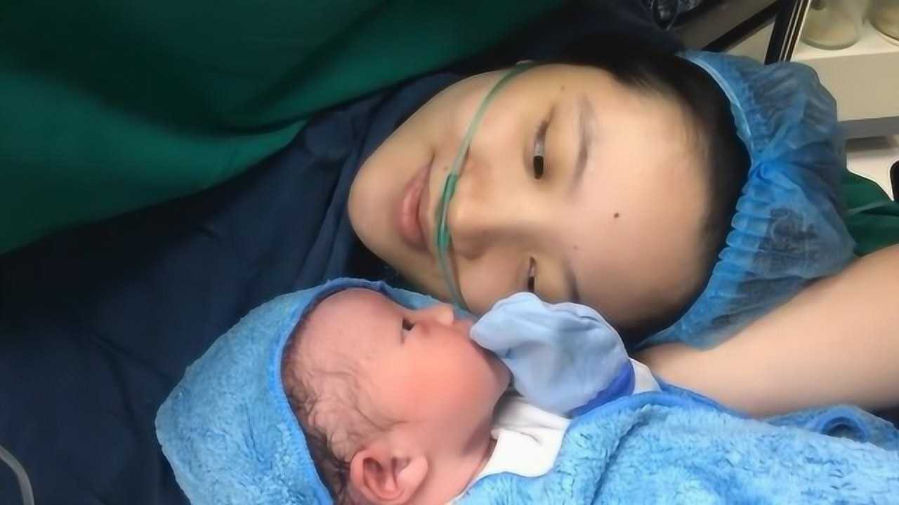 刚出生的宝宝和妈妈挨得那么的近,这一幕真的好暖心_高清1080P在线观看平台_腾讯视频
