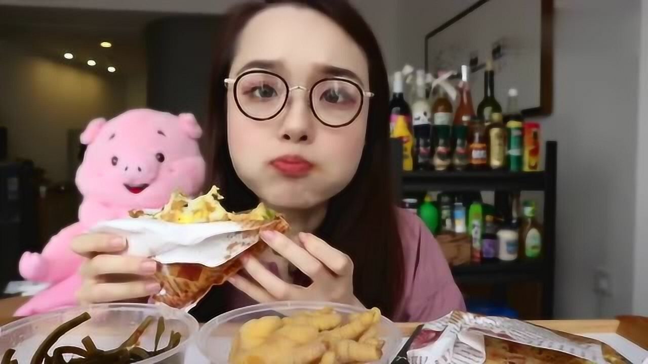 美女吃播哎哟阿尤放了10个鸡蛋的煎饼果子这么营养煎饼来个吗