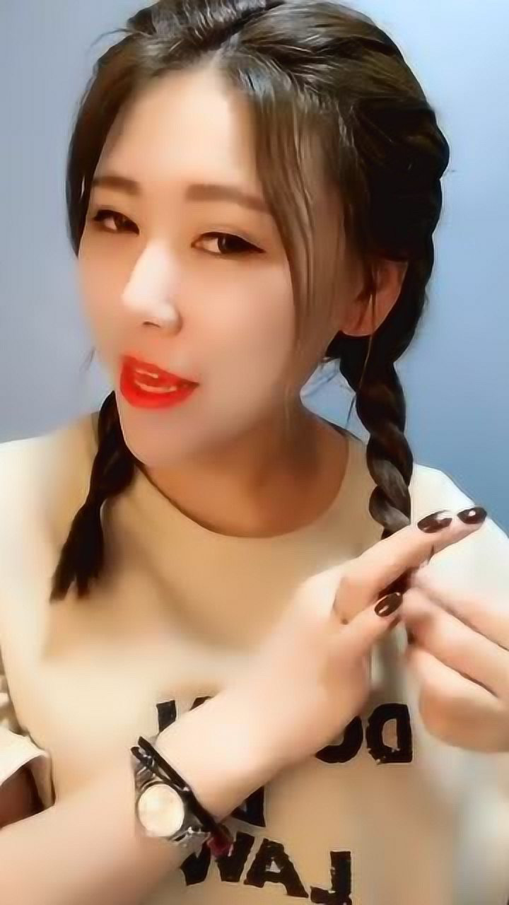 一款适合戴帽子的菠萝头发型,简单两股拧,扎着超减龄哦!