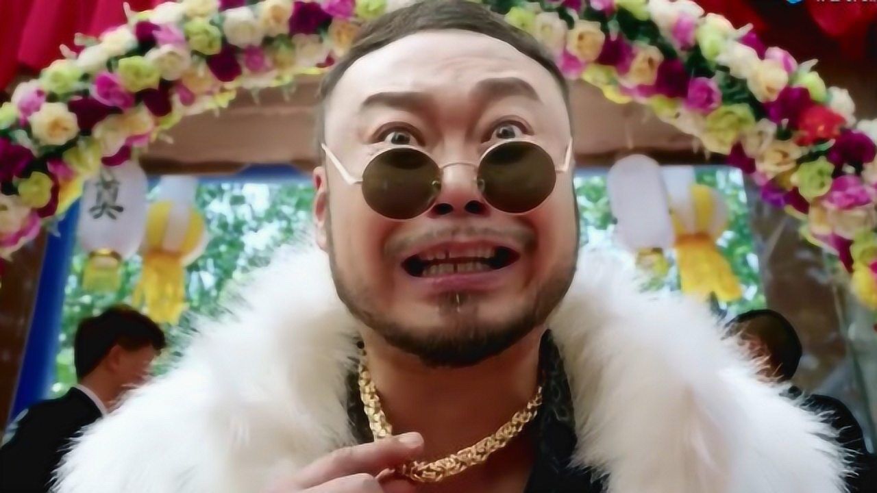 这个保安有点彪,二龙开豪车回乡炫耀3斤大金链子,说带二丫做明星