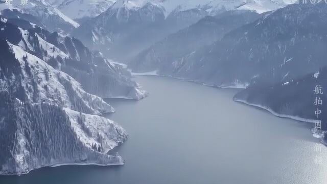 航拍中国:俯视新疆,浩瀚无比的天山,让人尽收眼帘!