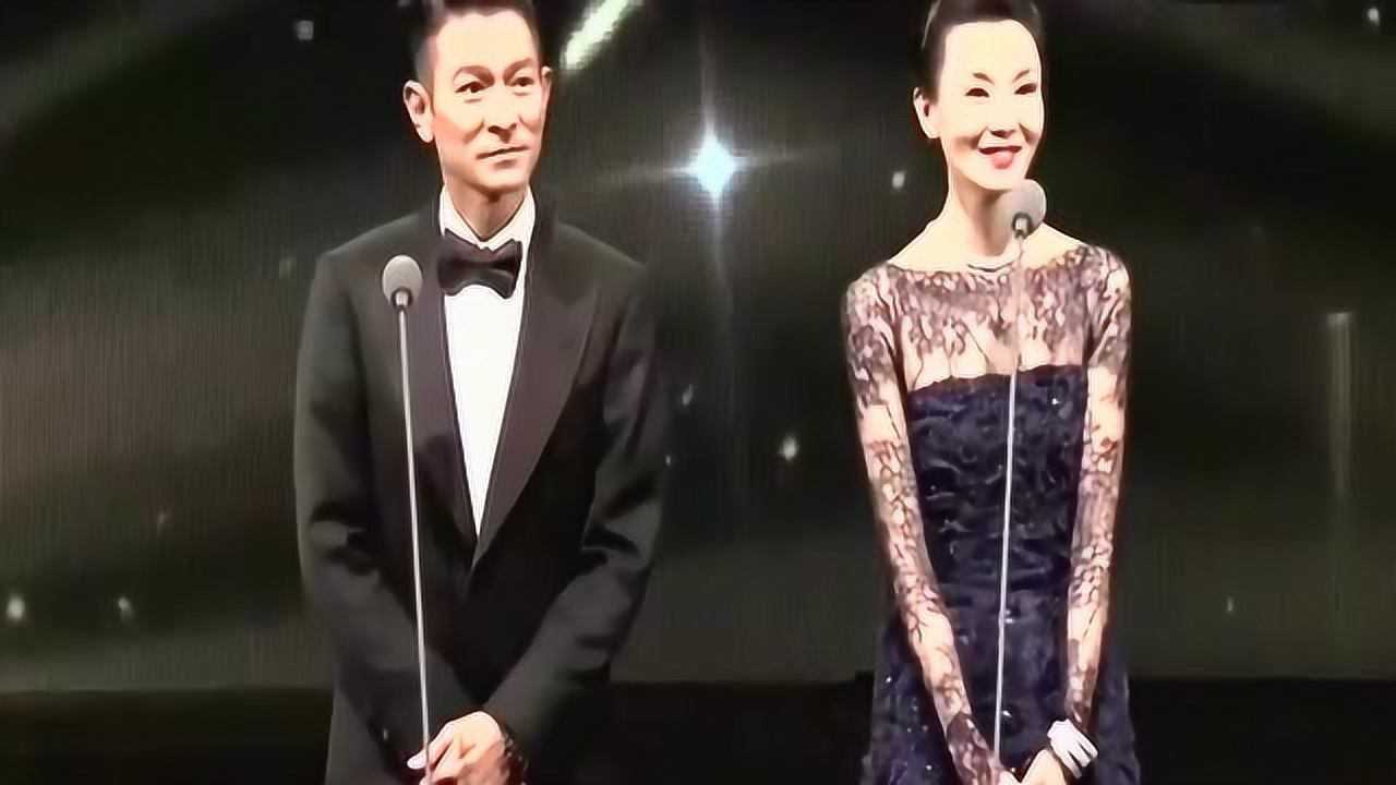 张曼玉忘带稿尴尬冷场刘德华机智一句话替她解围掌声响起