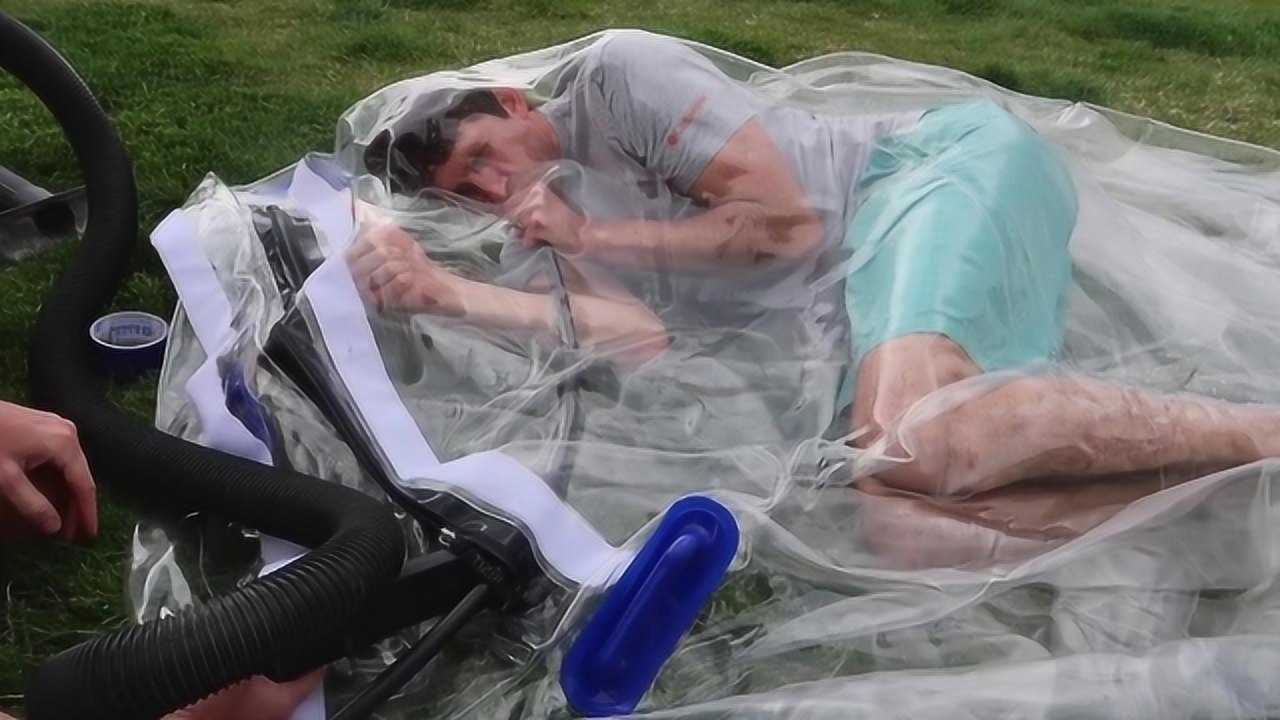 把自己装进真空袋里会窒息而死吗老外作死实验镜头拍下全过程