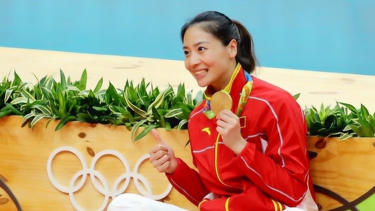 30岁女排魏秋月近况,退役后做了高官,感情美满,短发美出新高度