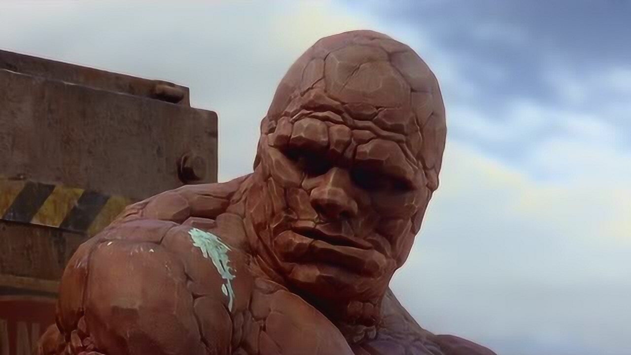 神奇四侠:石头人心情不好坐桥上,却让乌鸦在身上留了纪念!