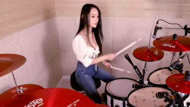 雅妍AYEON评为最美鼓手