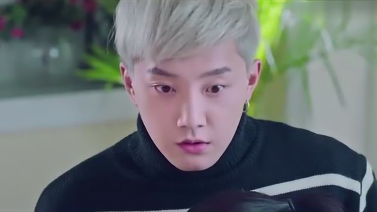 我家来了个怪男人:费菲主动靠近,没想到海洋紧张到不行,有点甜!