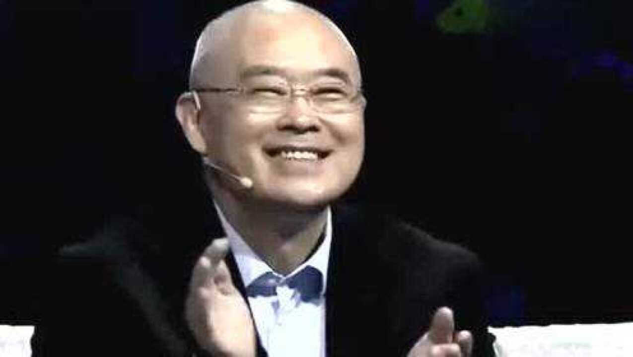 主持高博被两小萝莉又亲又抱,真的毫无抵抗力,主持跪下了_高清1080P在线观看平台_腾讯视频