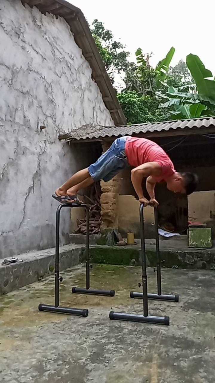 折刀俯卧撑是学倒立必练的动作